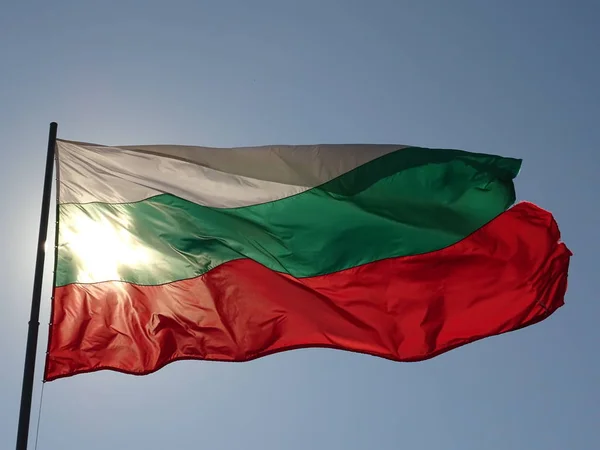 Vlag Van Bulgarije Tegen Achtergrond Van Blauwe Hemel — Stockfoto
