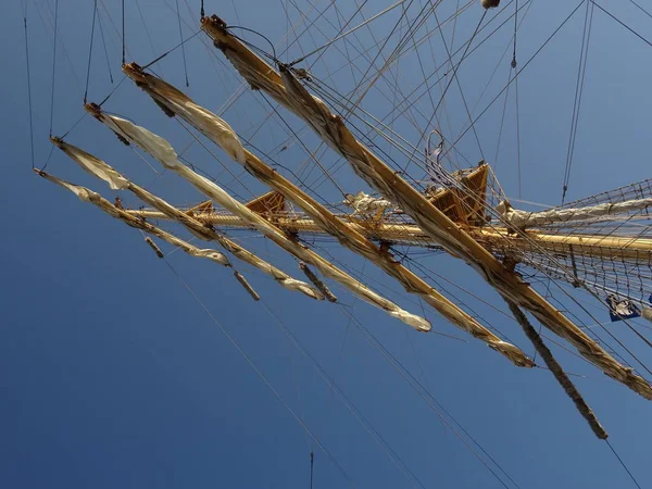 Het Schip Van Mast Hemelachtergrond — Stockfoto