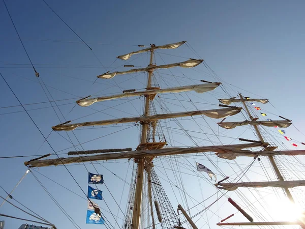 Het Schip Van Mast Hemelachtergrond — Stockfoto