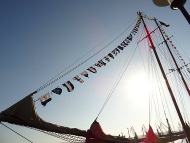 Gökyüzü arka planda mast bayrakları gemi