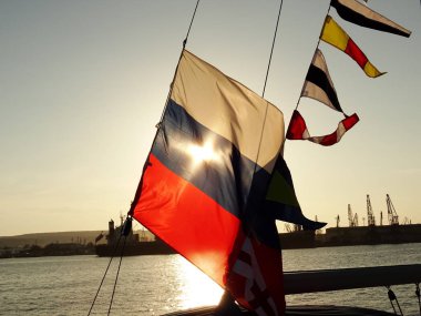 Rus bayrağı bir gemi mast üzerinde sallıyor