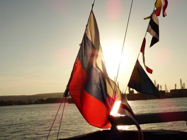 Rus bayrağı bir gemi mast üzerinde sallıyor