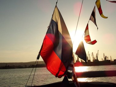 Rus bayrağı bir gemi mast üzerinde sallıyor