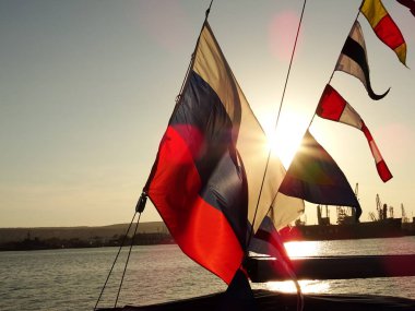 Rus bayrağı bir gemi mast üzerinde sallıyor