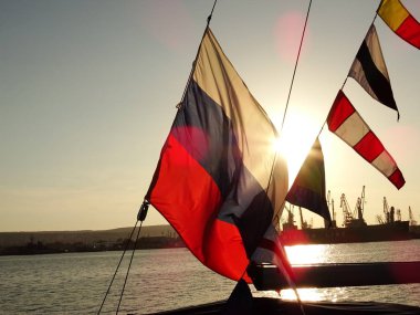 Rus bayrağı bir gemi mast üzerinde sallıyor