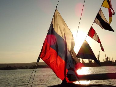 Rus bayrağı bir gemi mast üzerinde sallıyor