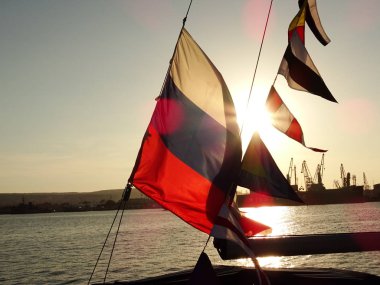 Rus bayrağı bir gemi mast üzerinde sallıyor