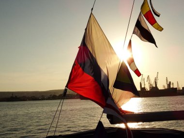 Rus bayrağı bir gemi mast üzerinde sallıyor