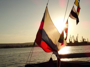 Rus bayrağı bir gemi mast üzerinde sallıyor