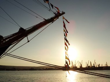 Bir gemi Prow altında günbatımı görünümü