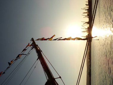 Bir gemi Prow altında günbatımı görünümü