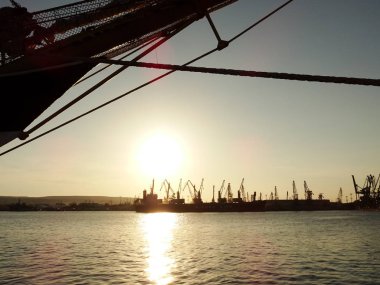 Bir gemi Prow altında günbatımı görünümü