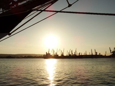 Bir gemi Prow altında günbatımı görünümü