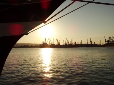 Bir gemi Prow altında günbatımı görünümü