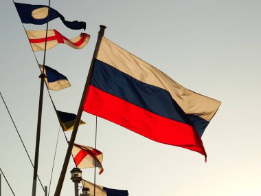 Rus bayrağı bir gemi mast üzerinde sallıyor