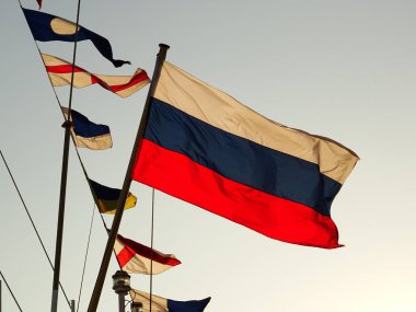 Rus bayrağı bir gemi mast üzerinde sallıyor
