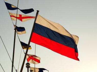 Rus bayrağı bir gemi mast üzerinde sallıyor