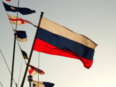 Rus bayrağı bir gemi mast üzerinde sallıyor