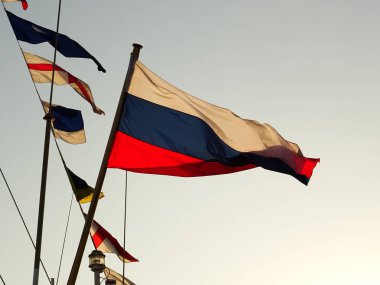 Rus bayrağı bir gemi mast üzerinde sallıyor