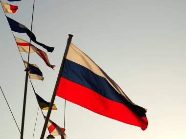 Rus bayrağı bir gemi mast üzerinde sallıyor