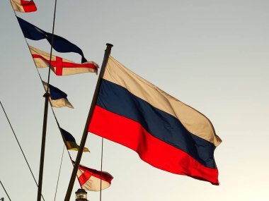 Rus bayrağı bir gemi mast üzerinde sallıyor