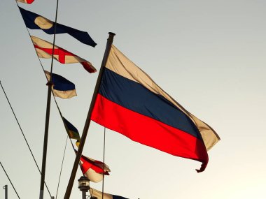 Rus bayrağı bir gemi mast üzerinde sallıyor