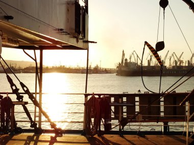 Gemi güvertesinden liman manzarası