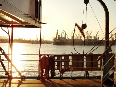 Gemi güvertesinden liman manzarası