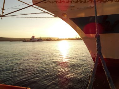 Bir gemi Prow altında günbatımı görünümü