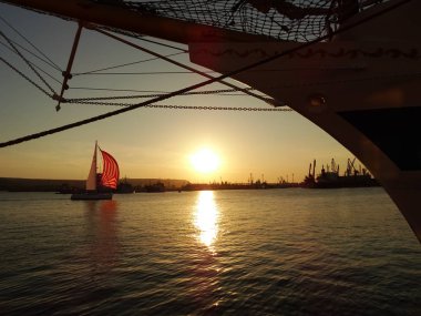 Bir gemi Prow altında günbatımı görünümü