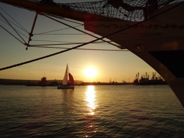 Bir gemi Prow altında günbatımı görünümü