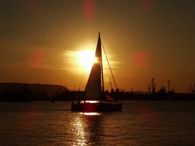 gün batımında denizde küçük tekne