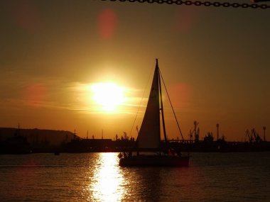 gün batımında denizde küçük tekne