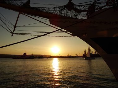 Bir gemi Prow altında günbatımı görünümü