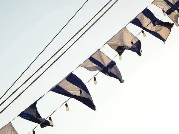 Μπλε Και Λευκές Σημαίες Ιστού Πλοίου Στο Φόντο Του Ουρανού — Φωτογραφία Αρχείου