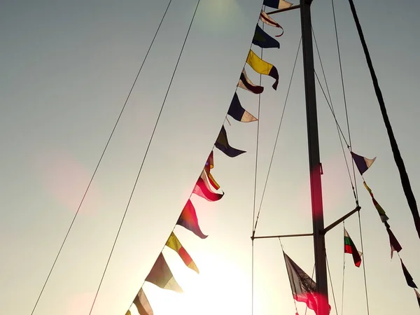 Σημαίες Ιστού Πλοίου Φόντο Ουρανού — Φωτογραφία Αρχείου