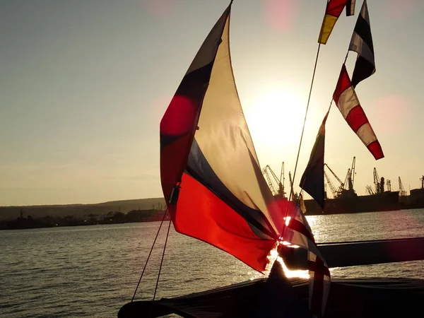 Rus bayrağı bir gemi mast üzerinde sallıyor