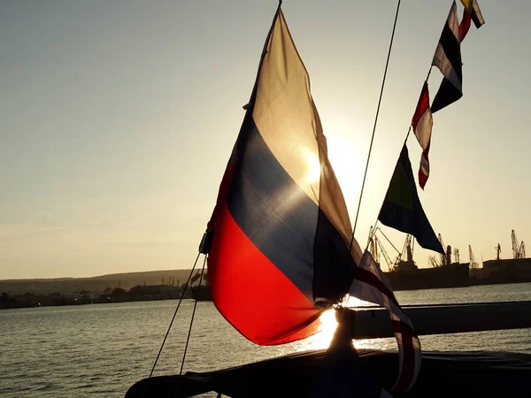 Rus bayrağı bir gemi mast üzerinde sallıyor