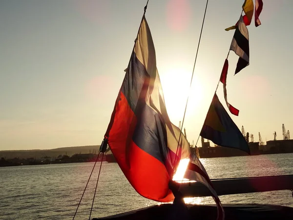 Rus bayrağı bir gemi mast üzerinde sallıyor