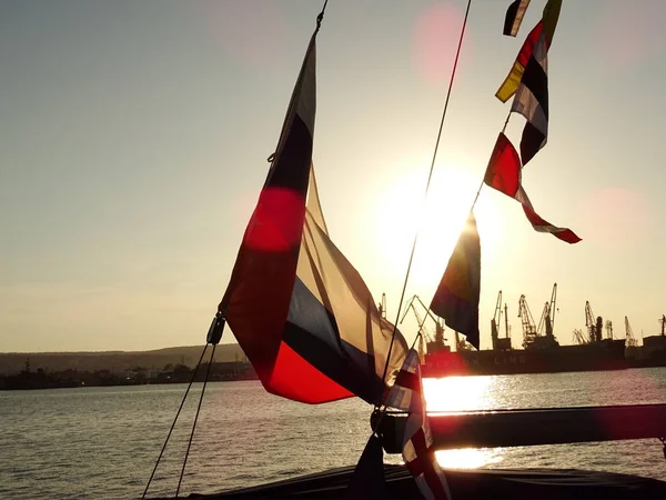 Rus bayrağı bir gemi mast üzerinde sallıyor