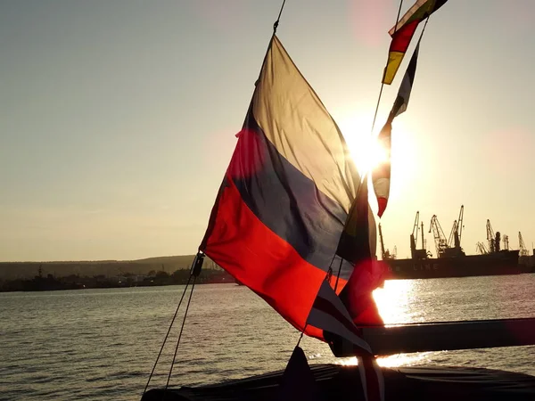 Rus bayrağı bir gemi mast üzerinde sallıyor