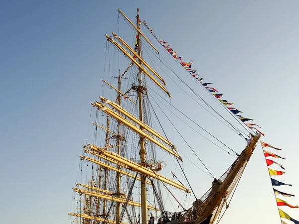 Ship Mast Flaggor Sky Bakgrund — Stockfoto