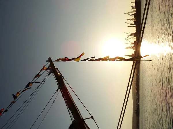 Bir gemi Prow altında günbatımı görünümü