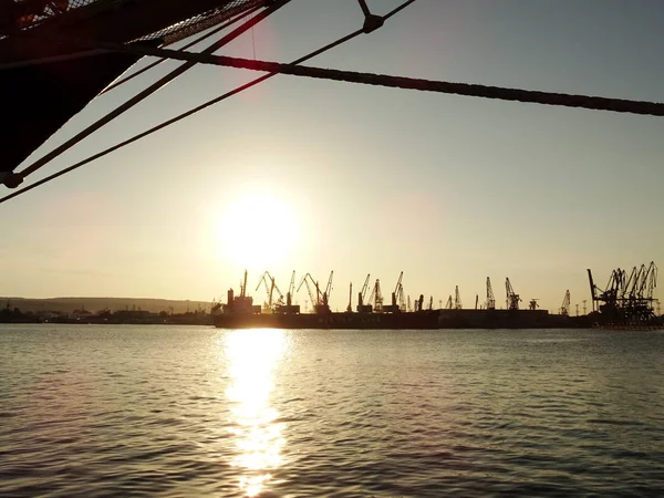 Bir gemi Prow altında günbatımı görünümü