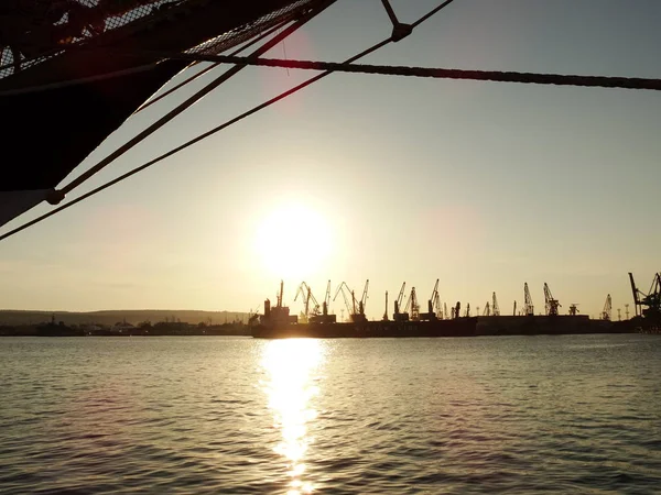 Bir gemi Prow altında günbatımı görünümü