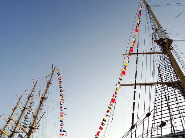 Drapeaux Mât Navire Sur Fond Ciel — Photo