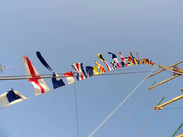 Bandeiras Mastro Navio Fundo Céu — Fotografia de Stock