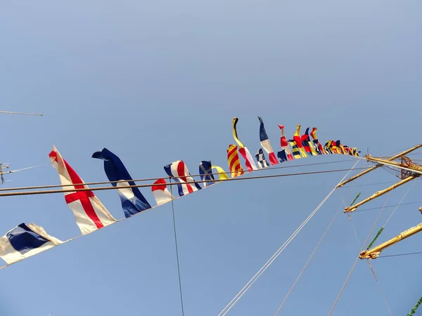 Bandeiras Mastro Navio Fundo Céu — Fotografia de Stock