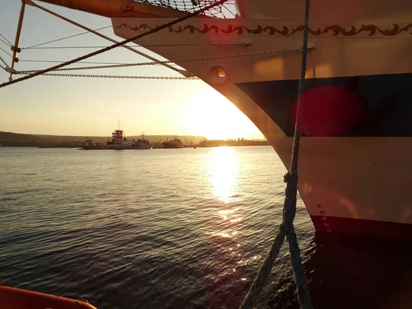 Bir gemi Prow altında günbatımı görünümü