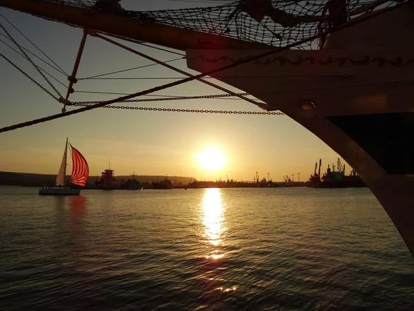 Vista Pôr Sol Sob Uma Proa Navio — Fotografia de Stock